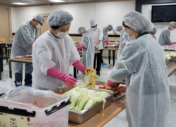 Kimchi Donation at Cheongju-si family center, Korea