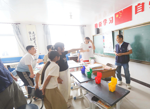 Weinan Municipality South Bridge Township Volunteer Activities at Children’s Care Centrer